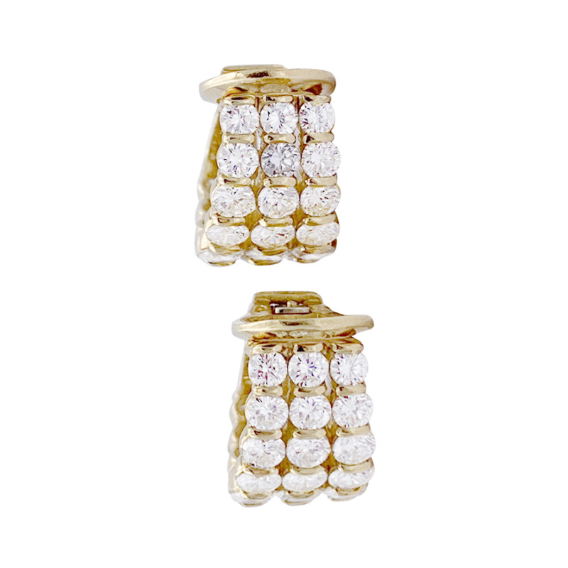 Clips d'oreilles or jaune, diamants.