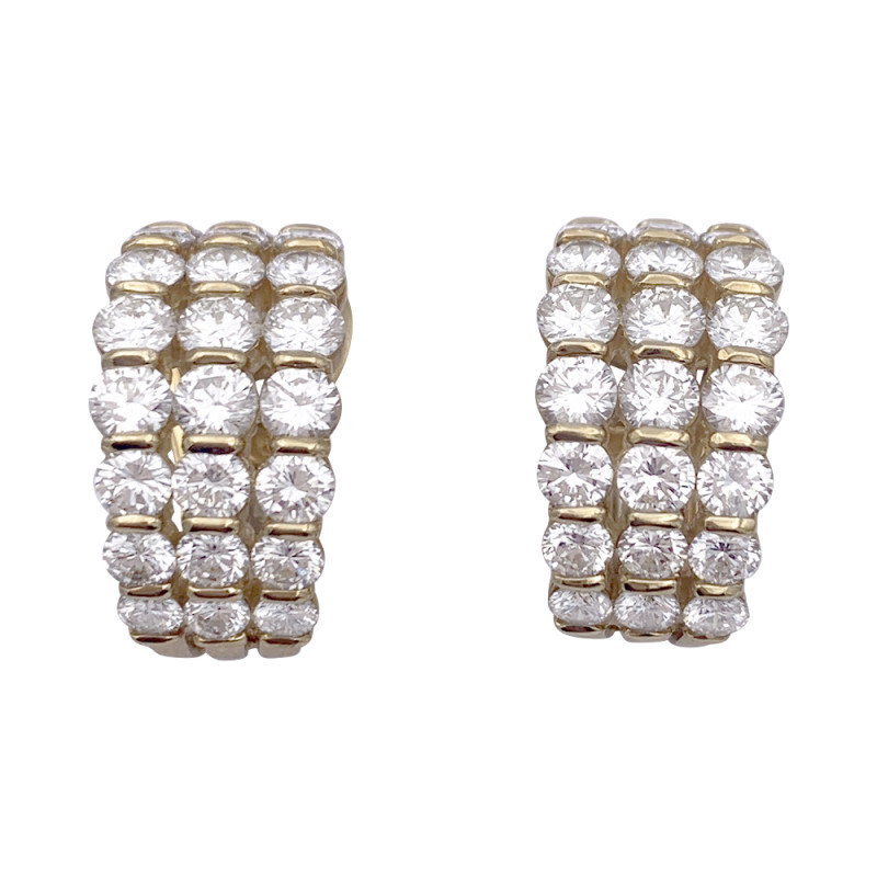 Clips d'oreilles or jaune, diamants.