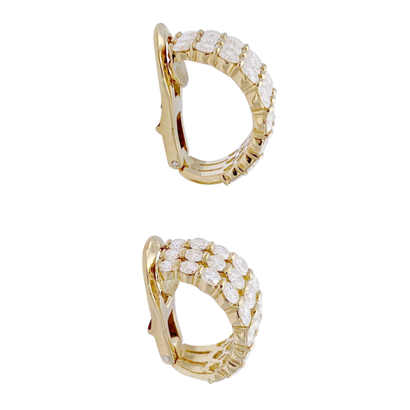 Clips d'oreilles or jaune, diamants.