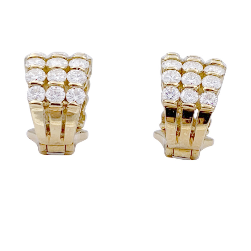 Clips d'oreilles or jaune, diamants.