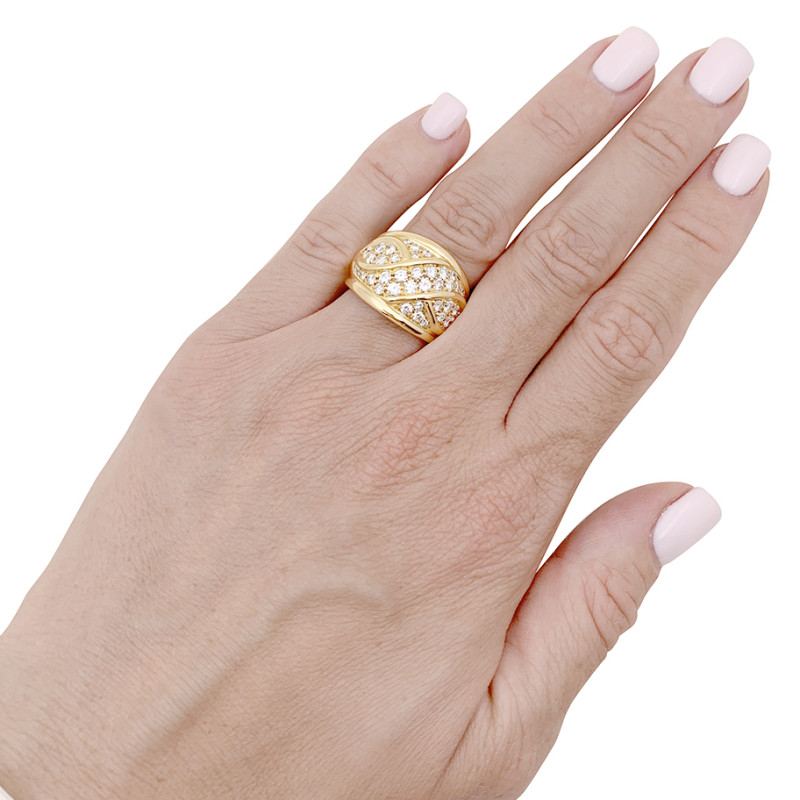 Bague pavage or jaune, diamants.