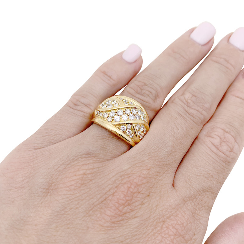 Bague pavage or jaune, diamants.