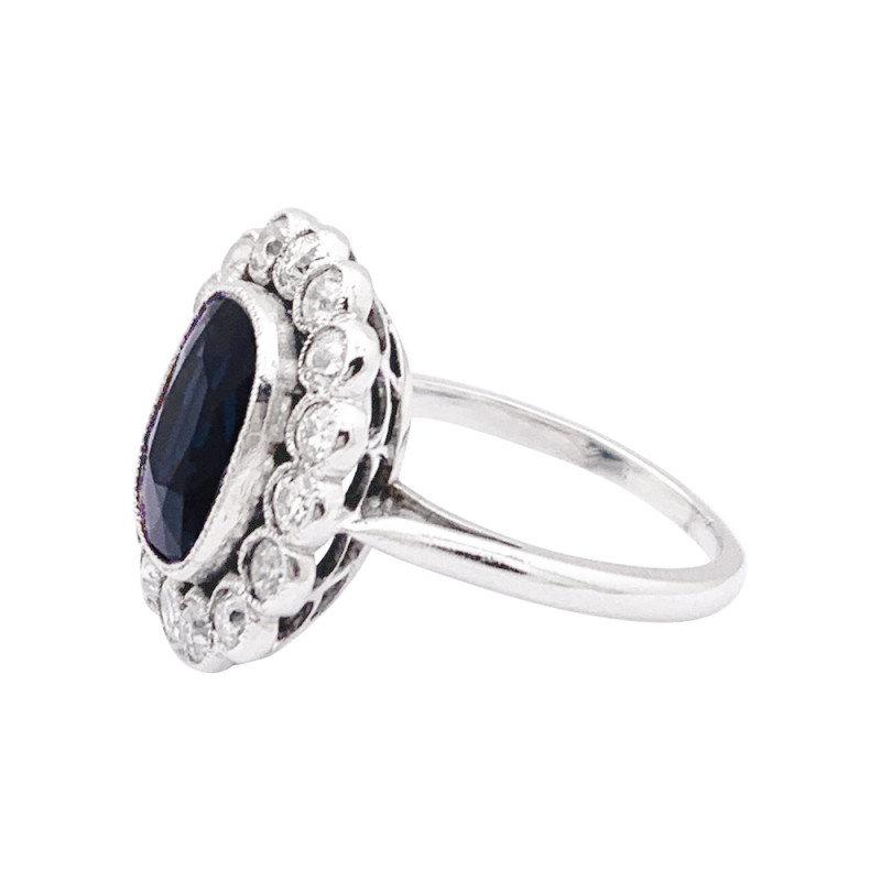 Bague platine, diamants, saphir.