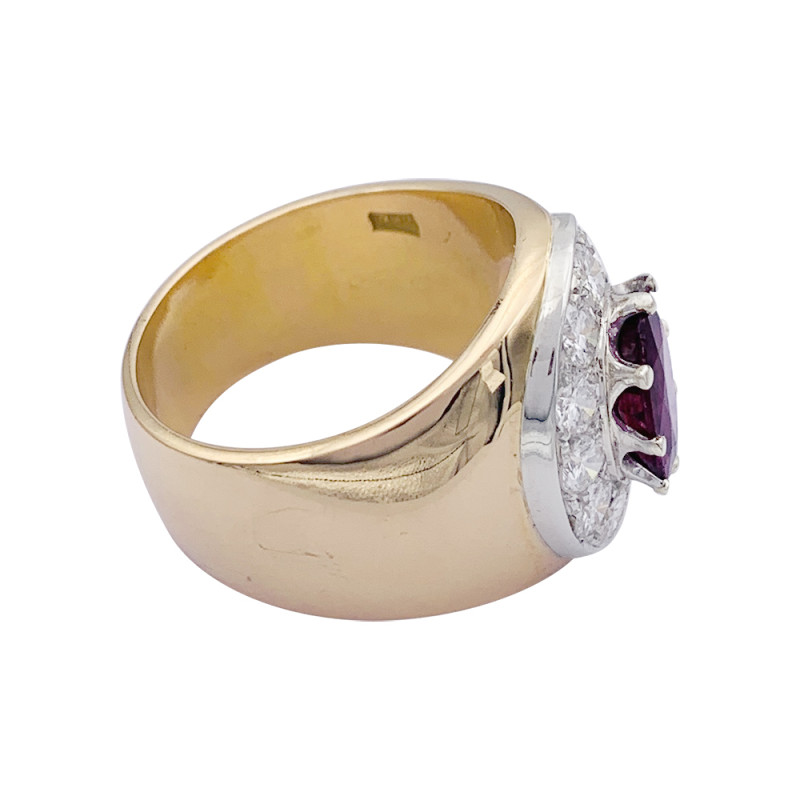 Bague jonc, or jaune, or blanc, rubis et diamants.