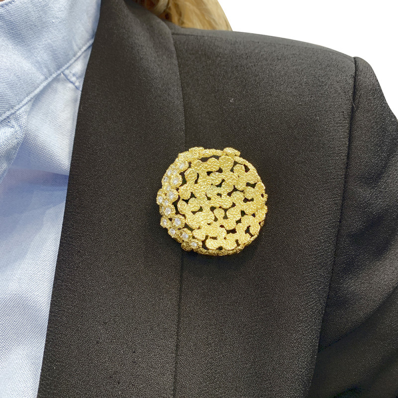 Broche Fred, or jaune, diamants.