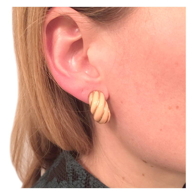 Boucles d'oreilles en or jaune et corail rose.