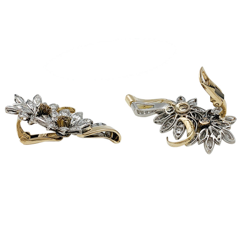 Boucles d'oreilles, "Edelweiss", en or jaune, platine et diamants.