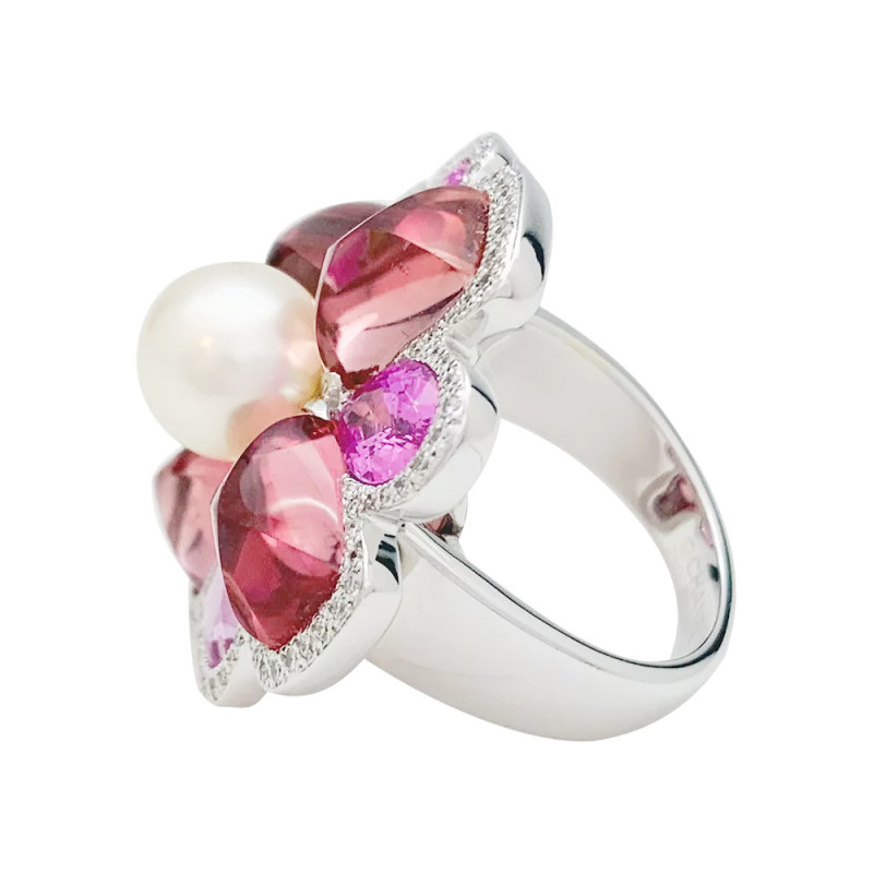 Bague Chanel, "San Marco", or blanc, perle, saphirs roses, tourmalines roses, diamants.