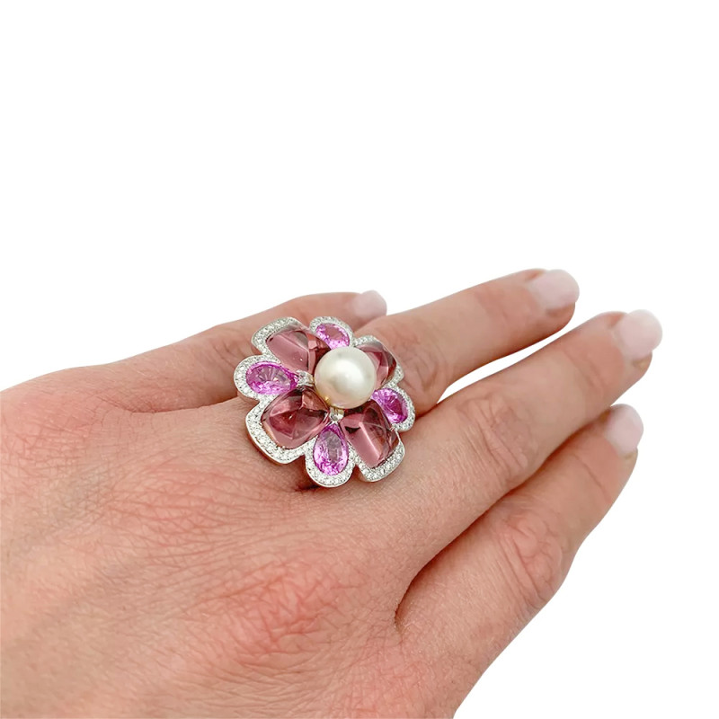 Bague Chanel, "San Marco", or blanc, perle, saphirs roses, tourmalines roses, diamants.