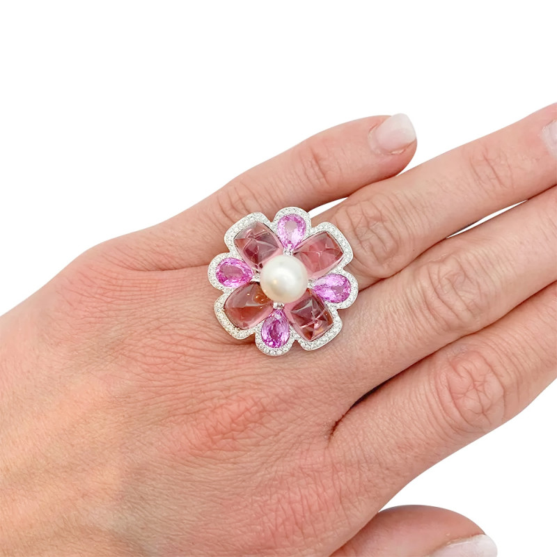 Bague Chanel, "San Marco", or blanc, perle, saphirs roses, tourmalines roses, diamants.