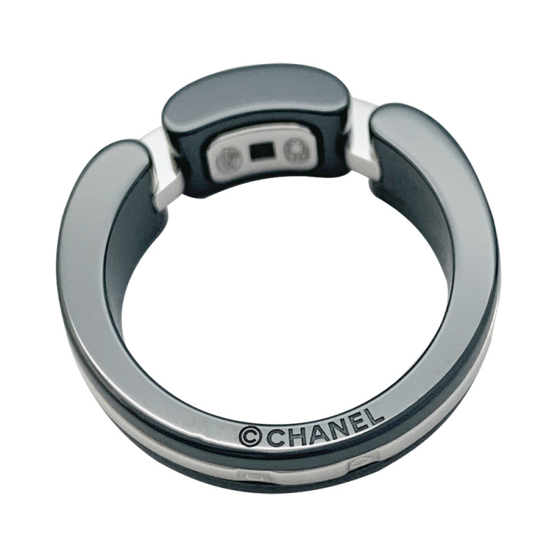 Bague Chanel "Ultra" en céramique, or blanc et diamants.