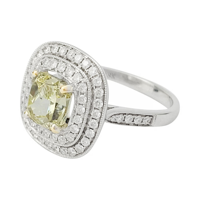 Bague en or blanc à entourage, centre diamant jaune 2,01 carats.