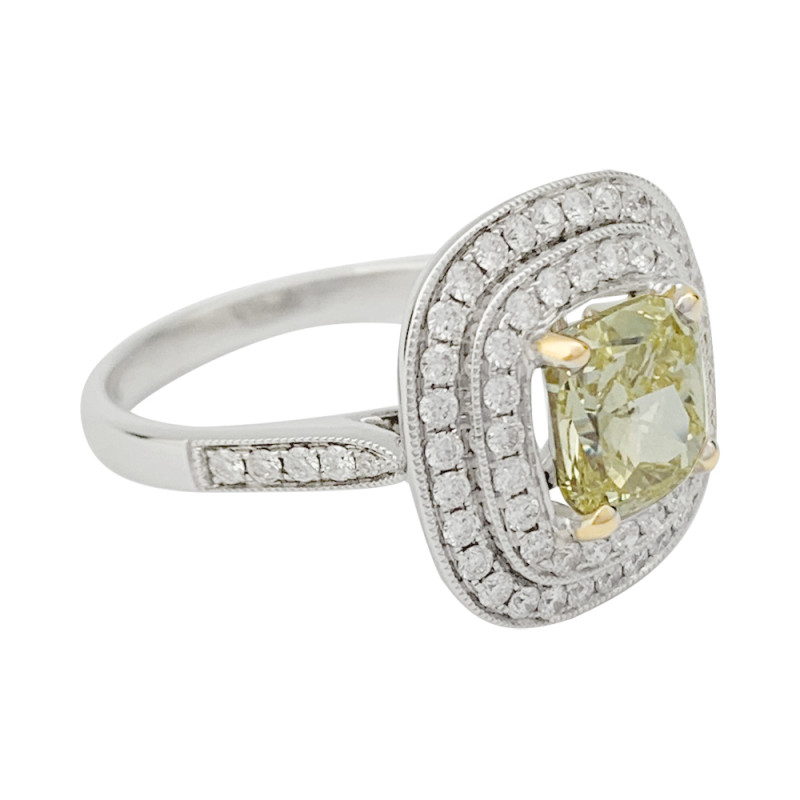 Bague en or blanc à entourage, centre diamant jaune 2,01 carats.