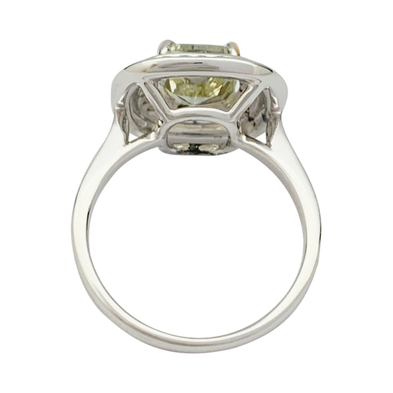 Bague en or blanc à entourage, centre diamant jaune 2,01 carats.