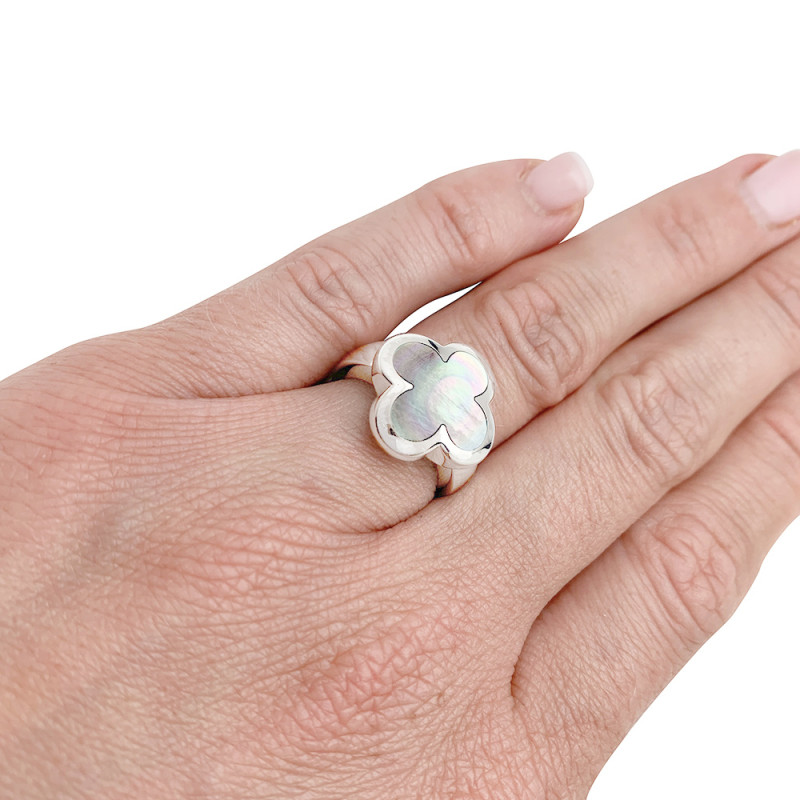 Bague Van Cleef & Arpels,"Pure Alhambra", en or blanc, nacre grise.