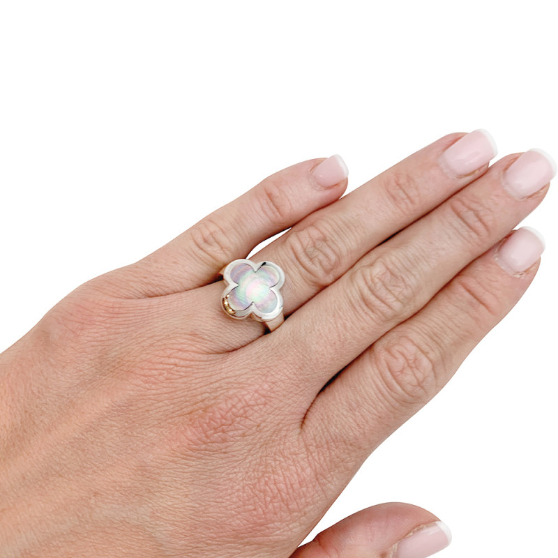 Bague Van Cleef & Arpels,"Pure Alhambra", en or blanc, nacre grise.