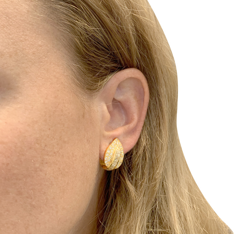 Boucles d'oreilles "Feuilles" en or jaune et diamants.